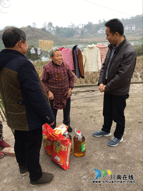 宜宾市南溪区人社局开展迎新春走访慰问建卡贫困户(图2) 宜宾市南溪区人社局开展迎新春走访慰问建卡贫困户(图2)