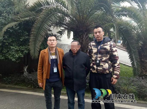 泸县一水果摊主当街被抓 原是潜逃诈骗嫌犯(图1) 泸县一水果摊主当街被抓 原是潜逃诈骗嫌犯(图1)