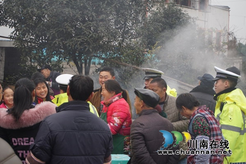 泸县云龙民警走进乡村宴会开展交通安全宣传教育(图1) 泸县云龙民警走进乡村宴会开展交通安全宣传教育(图1)