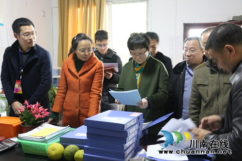 泸县县委常委、宣传部部长陈佳率队到潮河镇开展节前走访慰问暨安全检查活动(图1) 泸县县委常委、宣传部部长陈佳率队到潮河镇开展节前走访慰问暨安全检查活动(图1)