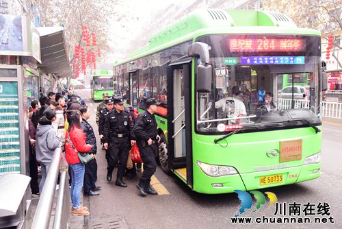 泸州特巡警开启“春节模式” 守卫公交安全(图2) 泸州特巡警开启“春节模式” 守卫公交安全(图2)