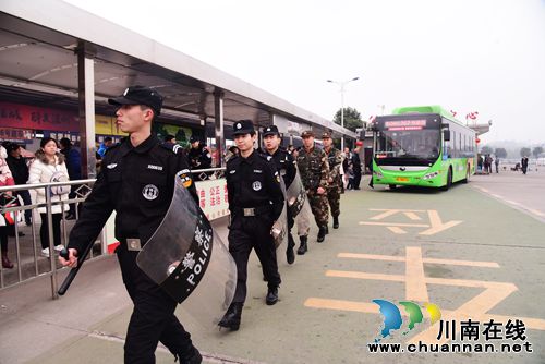 泸州特巡警开启“春节模式” 守卫公交安全(图1) 泸州特巡警开启“春节模式” 守卫公交安全(图1)