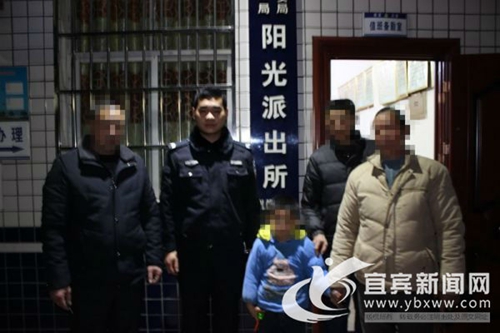 6岁男孩迷路 宜宾“阳光蜀黎”帮他找到亲人(图1) 6岁男孩迷路 宜宾“阳光蜀黎”帮他找到亲人(图1)