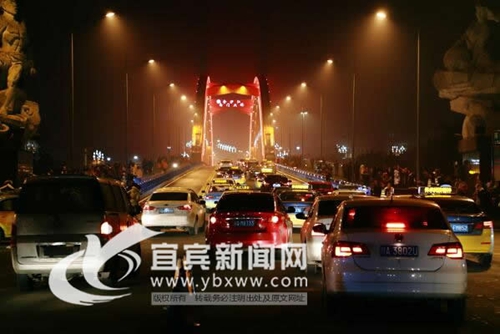 今晨“最美网红” 宜宾金沙江南门大桥恢复通行(图2) 今晨“最美网红” 宜宾金沙江南门大桥恢复通行(图2)