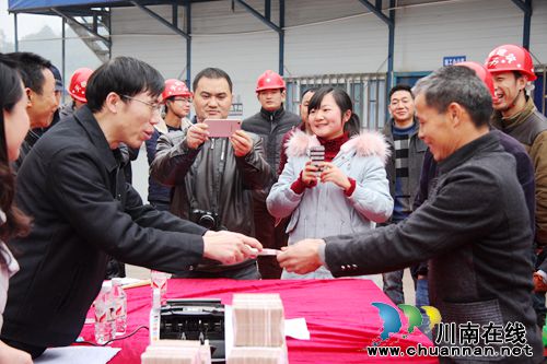 泸州工投华瑞·滨河家园项目民工工资现场发放(图5) 泸州工投华瑞·滨河家园项目民工工资现场发放(图5)