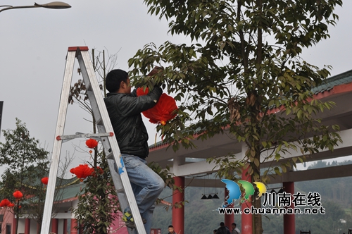 泸州纳溪上马镇：挂灯笼迎新春(图2)