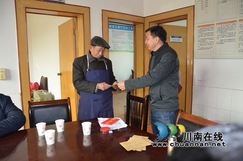 泸县国土局局长张怀华率队到太伏镇走访慰问困难群众(图1)