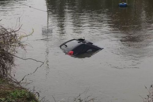 自贡男子驾车冲进鱼塘溺亡&nbsp;生命终结在返乡路(图1)
