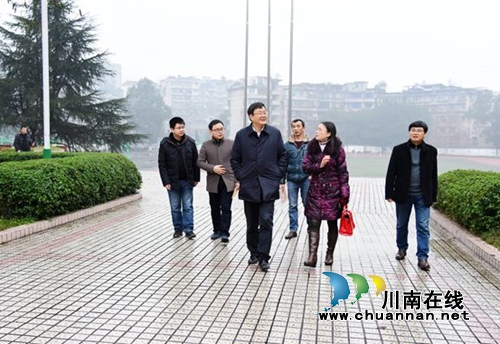 叙永县领导走访慰问一线优秀教师(图2)