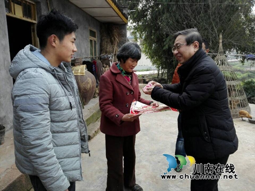 泸州市扶贫基金会到太伏镇走访慰问困难群众(图1) 泸州市扶贫基金会到太伏镇走访慰问困难群众(图1)