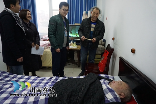 张坝街道彭湾社区春节走访慰问困难人员(图1)