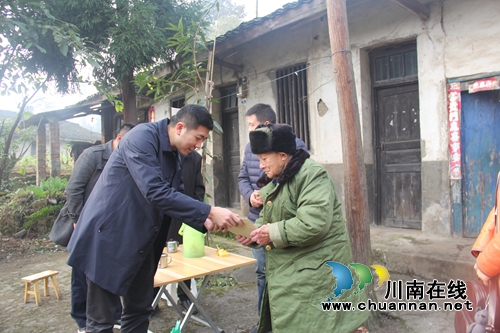 泸县县长肖刚到石桥镇开展“送温暖”慰问活动(图1)