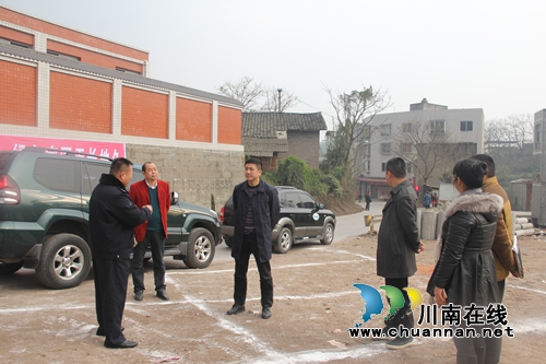 泸县县长肖刚到石桥镇开展“送温暖”慰问活动(图2)