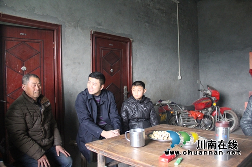 泸县县长肖刚到石桥镇开展“送温暖”慰问活动(图3)