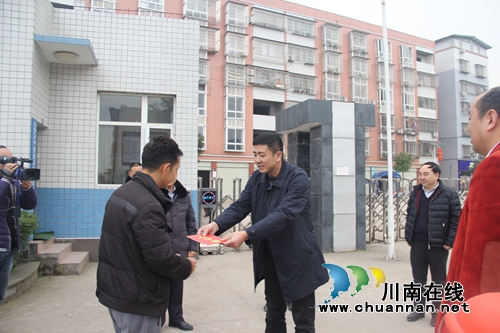 泸县县长肖刚到石桥镇开展“送温暖”慰问活动(图5)