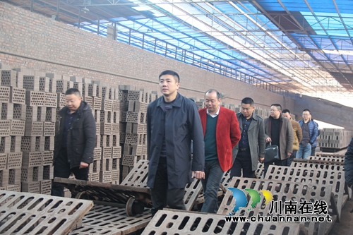 泸县县长肖刚到石桥镇开展“送温暖”慰问活动(图4)