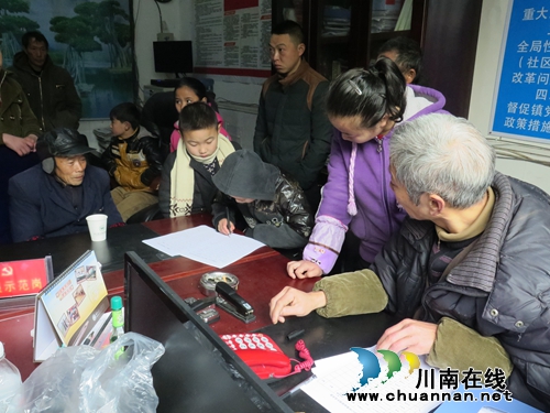 合江县五通镇关爱贫困学子&nbsp;助力温暖过冬(图1)