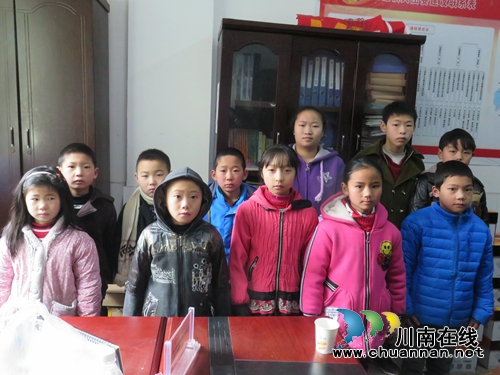 合江县五通镇关爱贫困学子&nbsp;助力温暖过冬(图2)