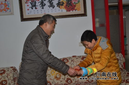 泸州市委常委、市总工会主席刘云慰问困难职工和劳模(图1)