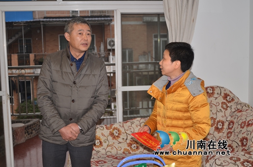 泸州市委常委、市总工会主席刘云慰问困难职工和劳模(图2)