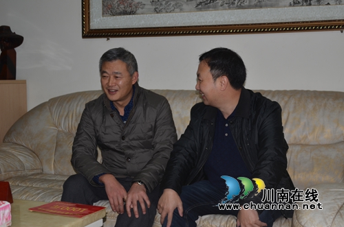 泸州市委常委、市总工会主席刘云慰问困难职工和劳模(图3)