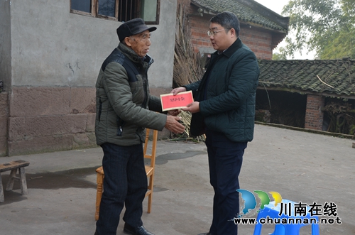 泸县太伏镇开展新春困难党员走访慰问(图1)