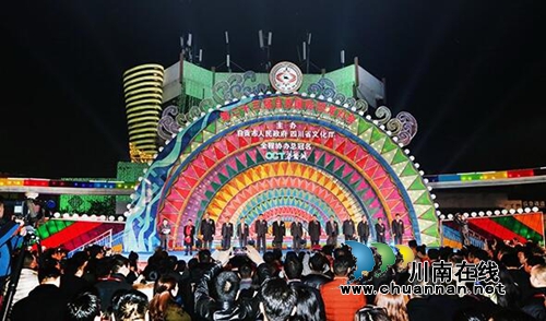 2017自贡灯会开展&nbsp;泸州游客70分钟就能赶到会场(图1)