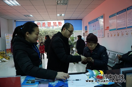 江阳区安监局春节前慰问张坝街道彭湾社区困难党员(图1)