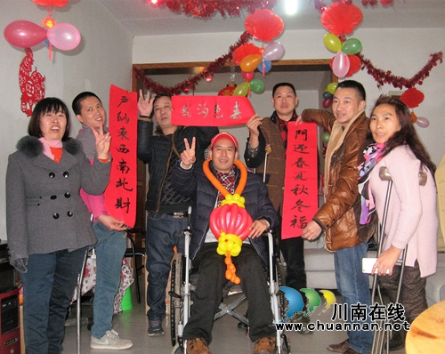 爱心汇暖流 助泸州重残人士陈西达过个幸福年(图1) 爱心汇暖流 助泸州重残人士陈西达过个幸福年(图1)