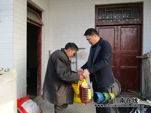 叙永县安监局党员慰问落业村50户困难群众(图1)