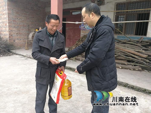 合江县国土资源局春节前走访慰问贫困户(图1) 合江县国土资源局春节前走访慰问贫困户(图1)