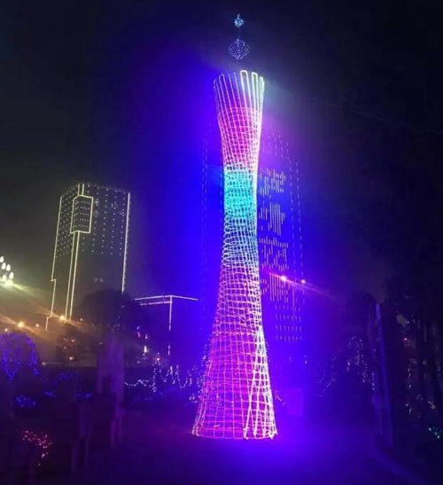 一只巨型“金鸡”扭着“小蛮腰”来泸州过年啦!(图7) 一只巨型“金鸡”扭着“小蛮腰”来泸州过年啦!(图7)