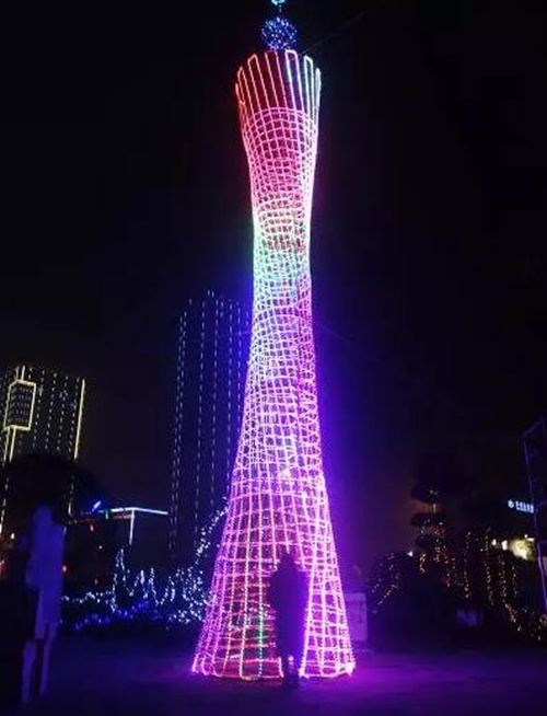 一只巨型“金鸡”扭着“小蛮腰”来泸州过年啦!(图8) 一只巨型“金鸡”扭着“小蛮腰”来泸州过年啦!(图8)