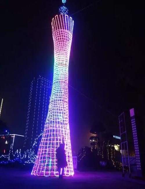 一只巨型“金鸡”扭着“小蛮腰”来泸州过年啦!(图9) 一只巨型“金鸡”扭着“小蛮腰”来泸州过年啦!(图9)