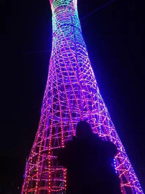 一只巨型“金鸡”扭着“小蛮腰”来泸州过年啦!(图10) 一只巨型“金鸡”扭着“小蛮腰”来泸州过年啦!(图10)