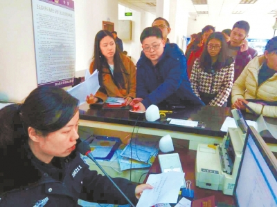 今年首批十年期二代身份证到期&nbsp;川南迎换证潮(图1)