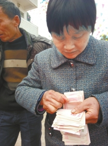 54万现金抱进村 宜宾国家级贫困村村民领"工资"(图2) 54万现金抱进村 宜宾国家级贫困村村民领"工资"(图2)