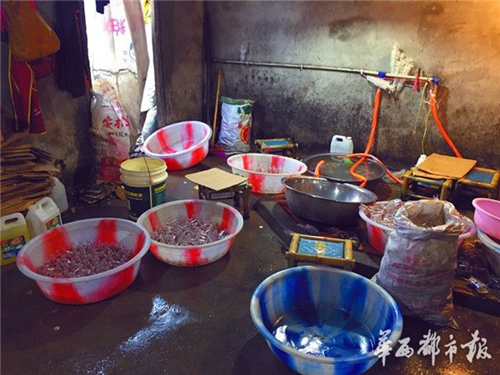 都江堰查获上千件假酒&nbsp;泸州老窖江小白都有假(图2)