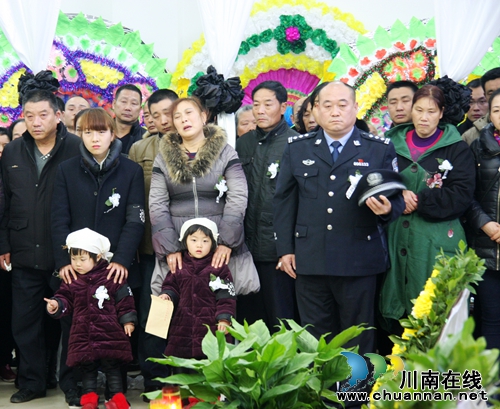 泸州:送英雄蔡松松同志追悼会今日举行(图10) 泸州:送英雄蔡松松同志追悼会今日举行(图10)