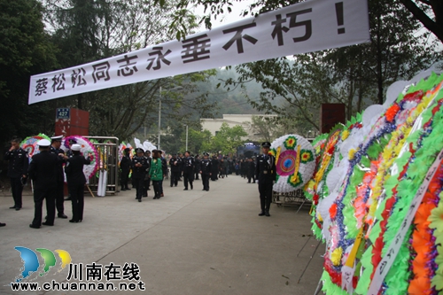 泸州:送英雄蔡松松同志追悼会今日举行(图2) 泸州:送英雄蔡松松同志追悼会今日举行(图2)