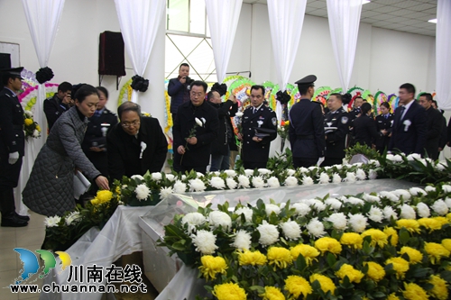 泸州:送英雄蔡松松同志追悼会今日举行(图6) 泸州:送英雄蔡松松同志追悼会今日举行(图6)