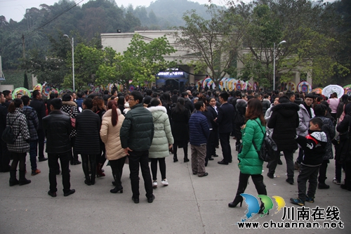泸州:送英雄蔡松松同志追悼会今日举行(图14) 泸州:送英雄蔡松松同志追悼会今日举行(图14)