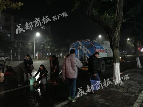 宜宾10余万居民陷水荒 今日有望恢复供水(图1) 宜宾10余万居民陷水荒 今日有望恢复供水(图1)