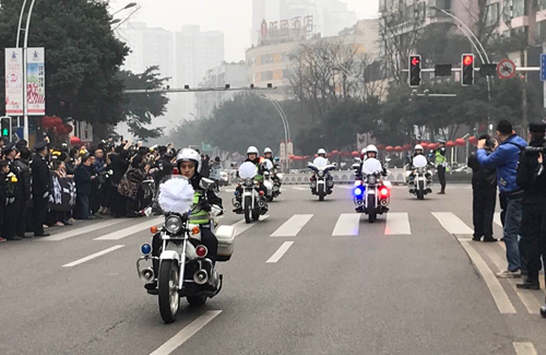 泸州市民送别蔡松松&nbsp;高呼“人民会永远记住你”(图2)