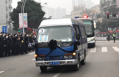 泸州市民送别蔡松松&nbsp;高呼“人民会永远记住你”(图4)