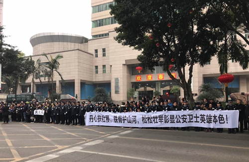 泸州市民送别蔡松松&nbsp;高呼“人民会永远记住你”(图5)