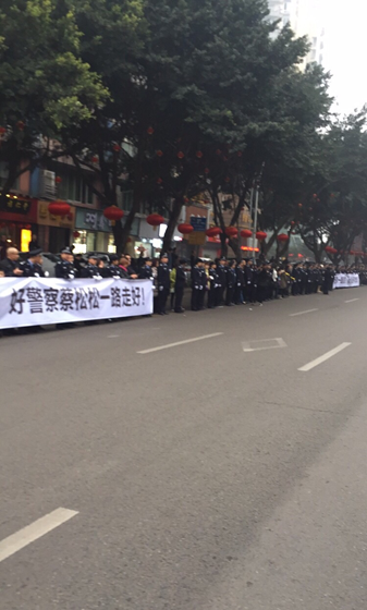 泸州万人送别舍身救人英雄蔡松松(图4)