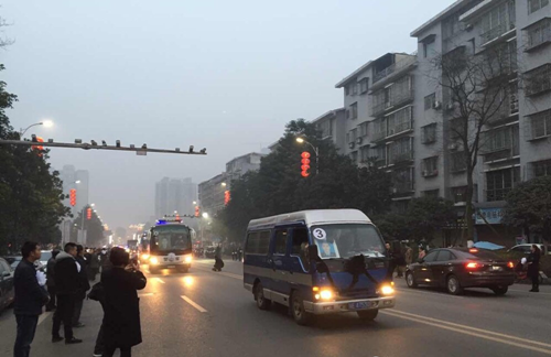 泸州万人送别舍身救人英雄蔡松松(图2)