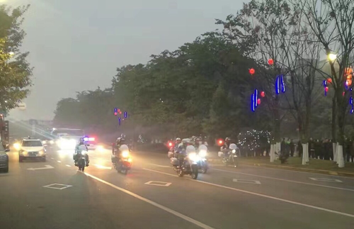 泸州万人送别舍身救人英雄蔡松松(图1)