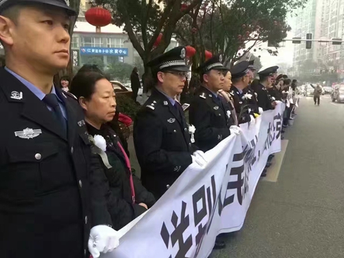 泸州市民送别蔡松松&nbsp;高呼“人民会永远记住你”(图7)